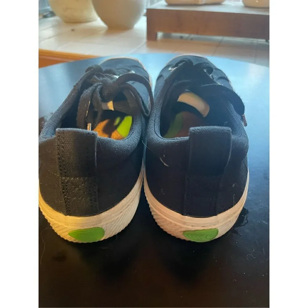 Cariuma Sneakers (Unisex)